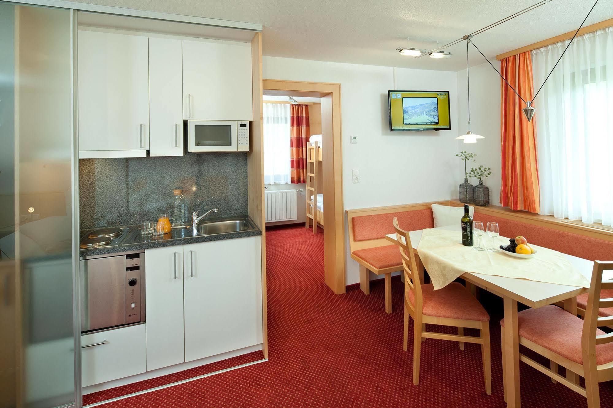 Aparthotel Brunnenhof Дамюльс Екстер'єр фото